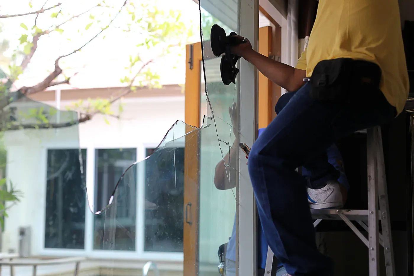 Dépose d'une vitre cassée lors d'un dépannage bris de glace